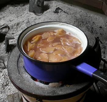 ヤマナシジャム調理中