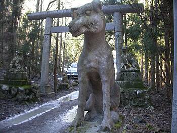 武甲山登山口の狛犬