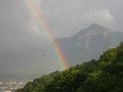 虹と武甲山